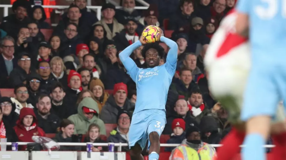 H «νέα συνήθεια» που έρχεται στην Premier League: Τα πλάγια άουτ, γίνονται... κόρνερ!