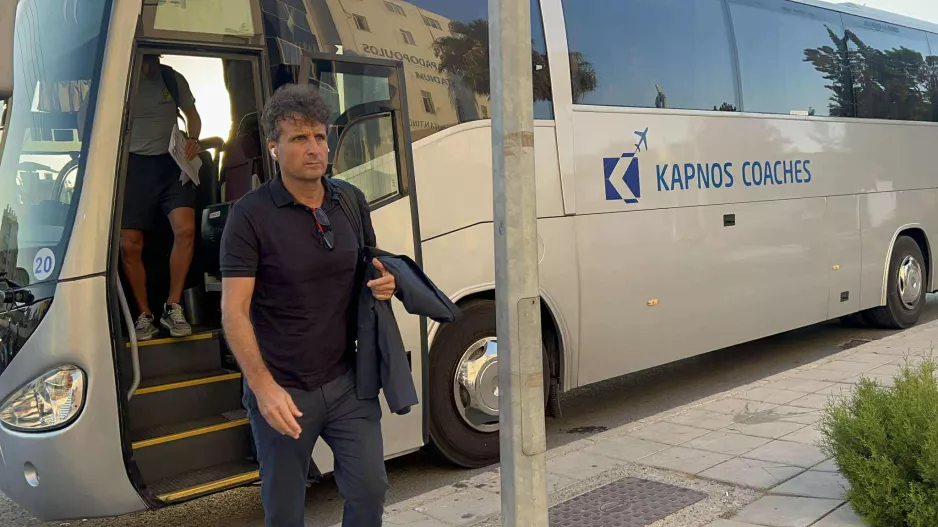 Πρώτα στο...  πούλμαν και μετά στο αεροπλάνο!
