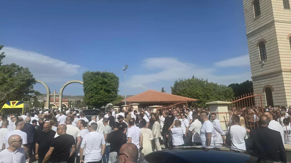 Πλήθος κόσμου στη κηδεία του Σταύρου Δημοσθένους
