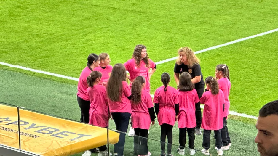 Με ροζ περιβραχιόνια και Βall Girls για την παγκόσμια μέρα κατά του καρκίνου του μαστού