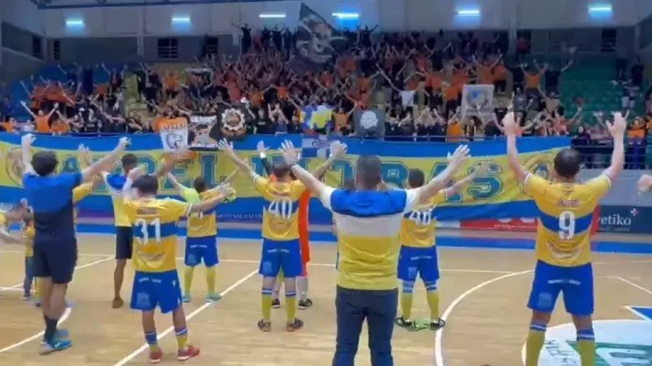 Παίκτες και κόσμος... γιόρτασαν μαζί τη νικηφόρα επιστροφή! (Βίντεο)
