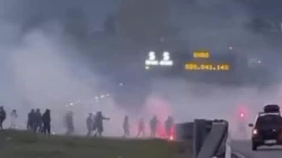 Οπαδοί έπαιξαν ξύλο και διέκοψαν την κυκλοφορία σε αυτοκινητόδρομο (Βίντεο)