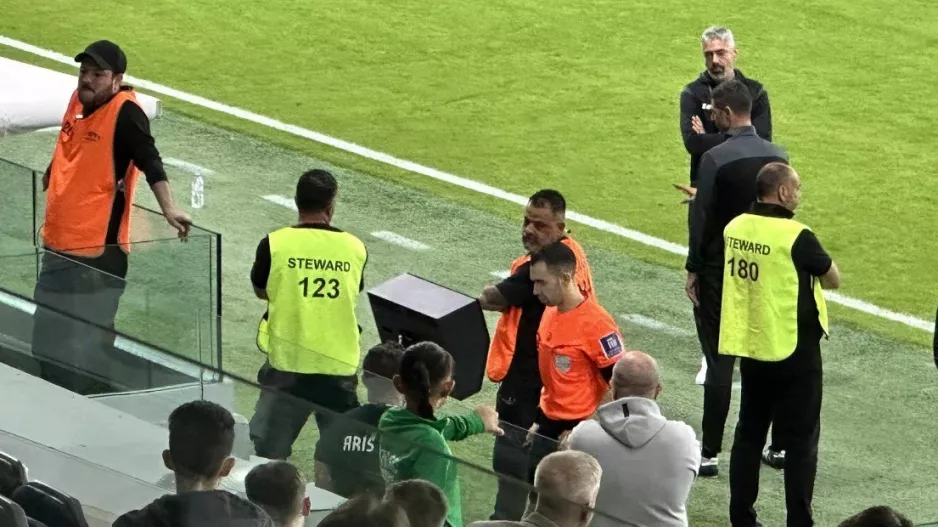 Διαμαρτυρίες για πέναλτι, on field review και... επιθετικό φάουλ 