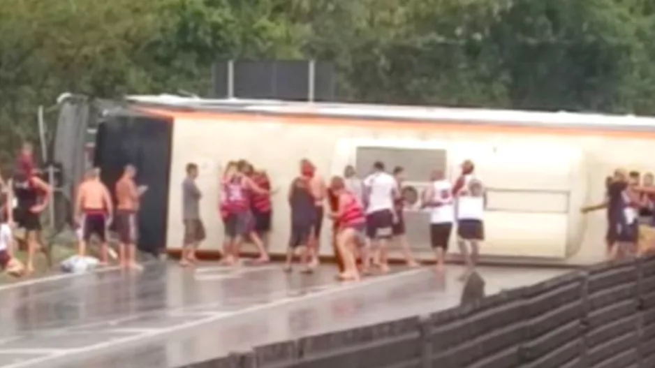 Τράκαρε λεωφορείο με οπαδούς της Φλαμένγκο, δεκάδες τραυματίες, τέσσερις σε σοβαρή κατάσταση