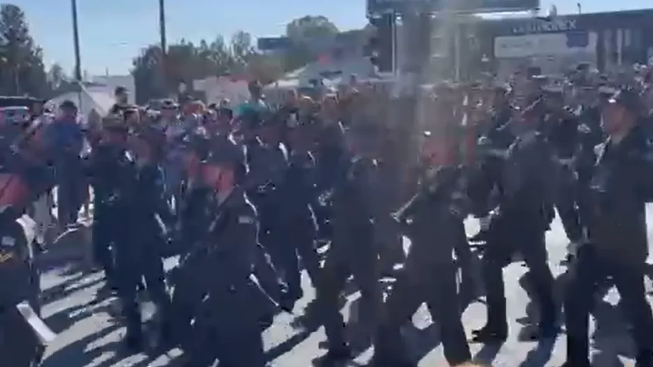 (Βίντεο Kerkida) Πανέμορφο σκηνικό στην παρέλαση-Στρατιωτικοί τραγούδησαν για την Αμμόχωστο 