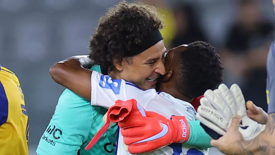 Θερμή αγκαλιά... Aboagye με Ochoa!