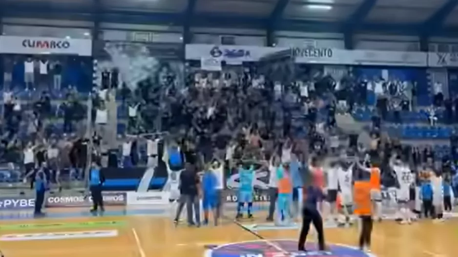 (ΒΙΝΤΕΟ Kerkida) Κόσμος και παίκτες τραγούδησαν για τον...Θεό μετά την ιστορική νίκη 