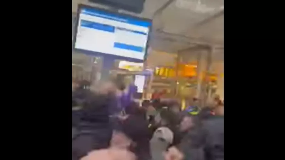 (Βίντεο Kerkida) "Κιτρινοπράσινος" ΧΑΜΟΣ στον σταθμό τρένων!