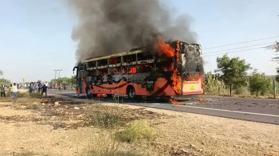 Τραγωδία στην Ινδία: 20 άνθρωποι κάηκαν ζωντανοί από φωτιά σε λεωφορείο