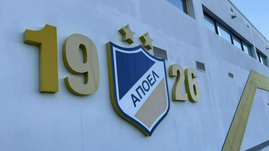 Μέσα και έξω/ΑΠΟΕΛ