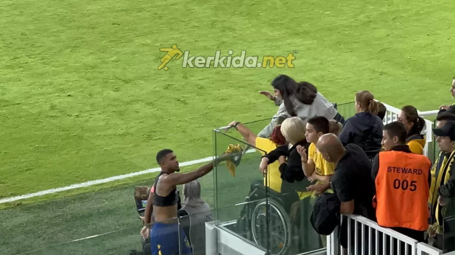 (ΦΩΤΟΣ kerkida) Χάρισε τη φανέλα ο “χρυσός”… Νατέλ