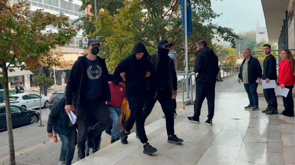 (ΦΩΤΟΣ/ΒΙΝΤΕΟ) Στην Εισαγγελία οι συλληφθέντες για τη δολοφονία Δημοσθένους