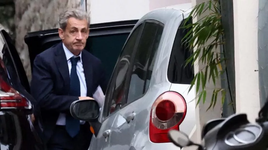 Ο Νικολά Σαρκοζί οδηγείται στη φυλακή την Τρίτη