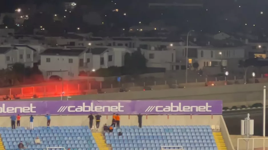 (Βίντεο kerkida) Η πορεία των Πορτοκαλί με φωτοβολίδες/πυροτεχνήματα 