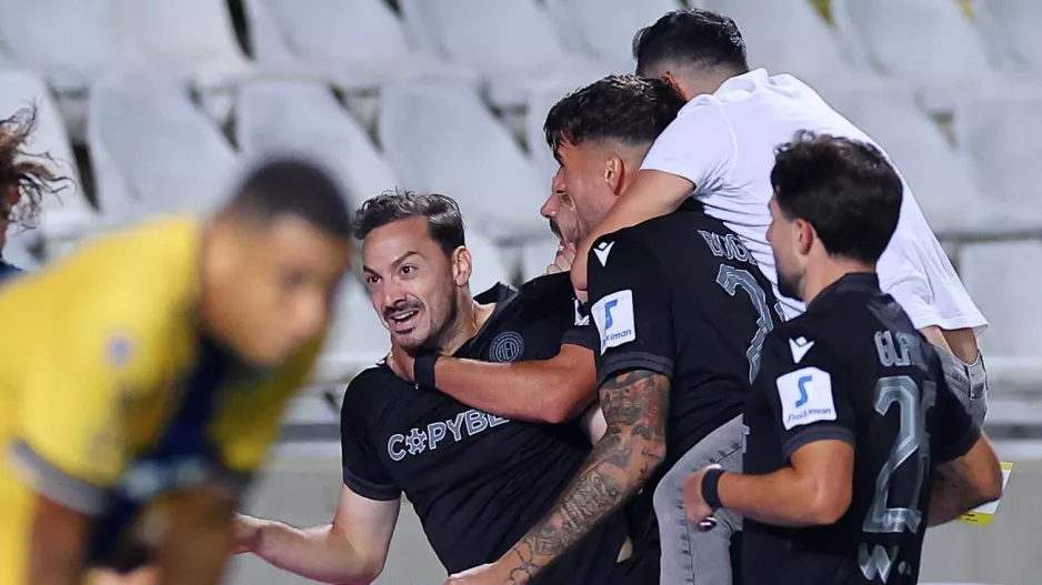 ΦΩΤΟΣ/Μπήκε στο 93', στο 96' ήταν όλοι... πάνω του!