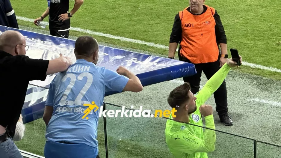 (Φώτος Kerkida) Υψωμένες γροθιές και σέλφι!