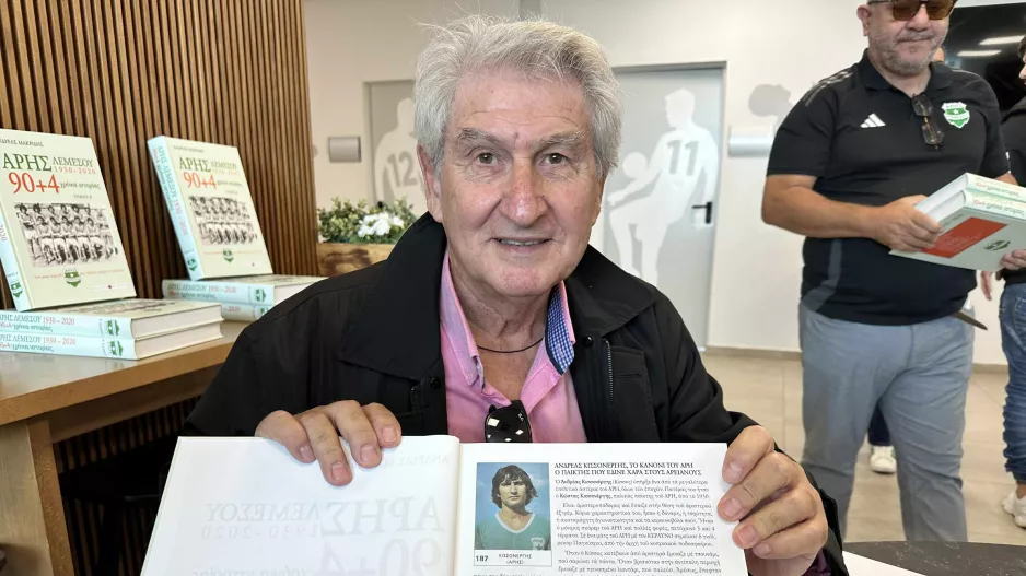 Με το βιβλίο ανοιχτό στη στιγμή του αφιερώματος!