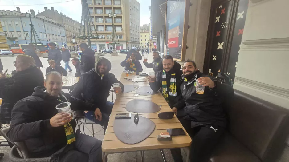 Κλήμης με την παρέα...cheers για την ΑΕΚ!