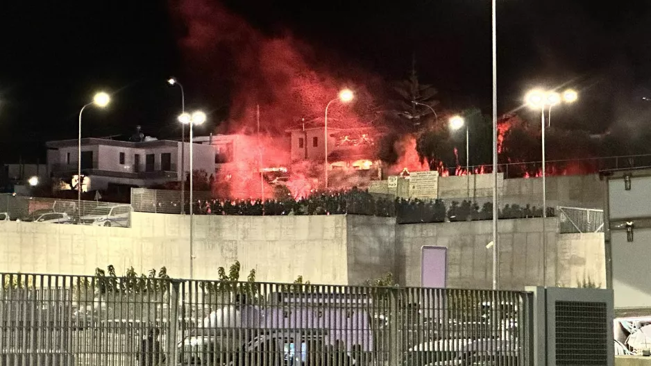 (Φώτος kerkida) Άφιξη Θύρα 1 με βεγγαλικά!