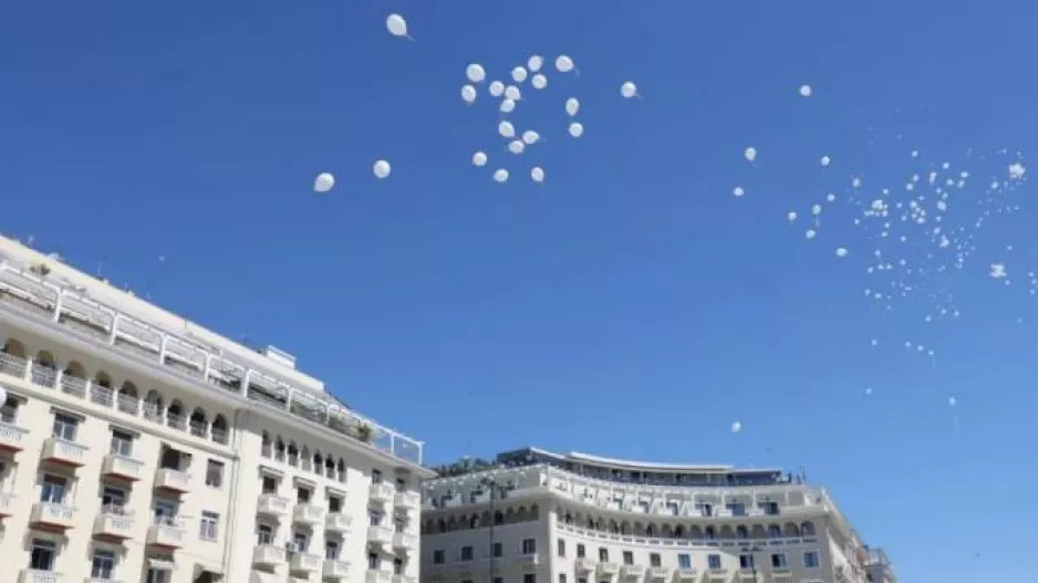 Λευκά μπαλόνια για τα θύματα τροχαίων 