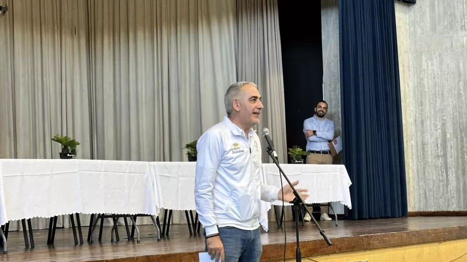(Εντυπωσιάστηκε ο Κωνσταντίνος) "Ούτε σε γήπεδο...τέτοια υποδοχή, σας ευχαριστούμε πολύ!"