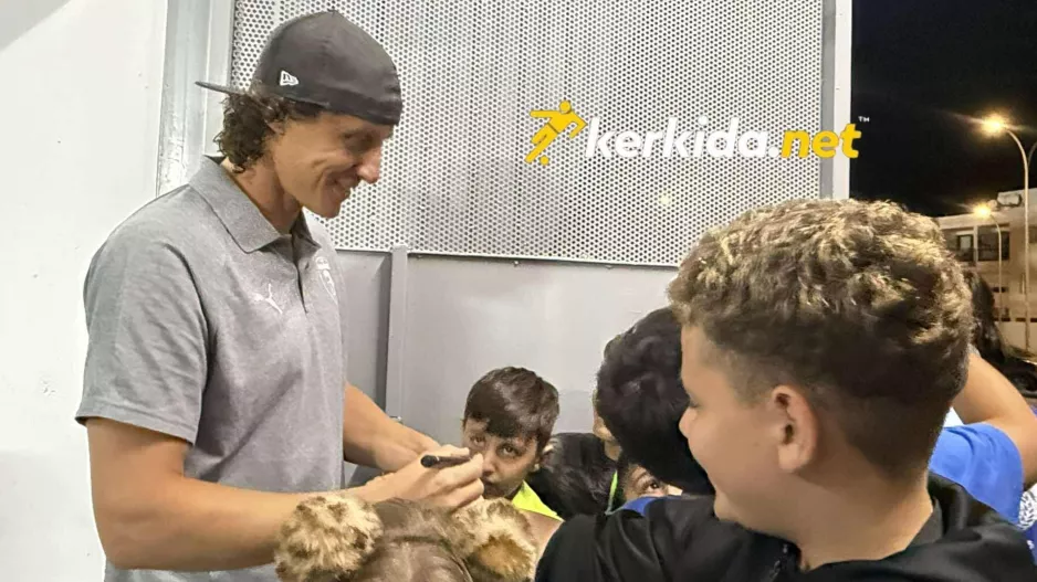 (Φώτος kerkida) Έπεσαν όλοι πάνω στον... Λουίζ