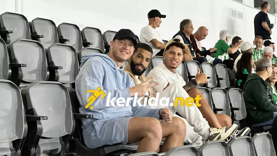 Τριάδα στην εξέδρα