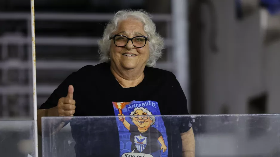 Με σούπερ φανέλα η γιαγιά Φωτεινή/ Κρατάει... καπνογόνο! 