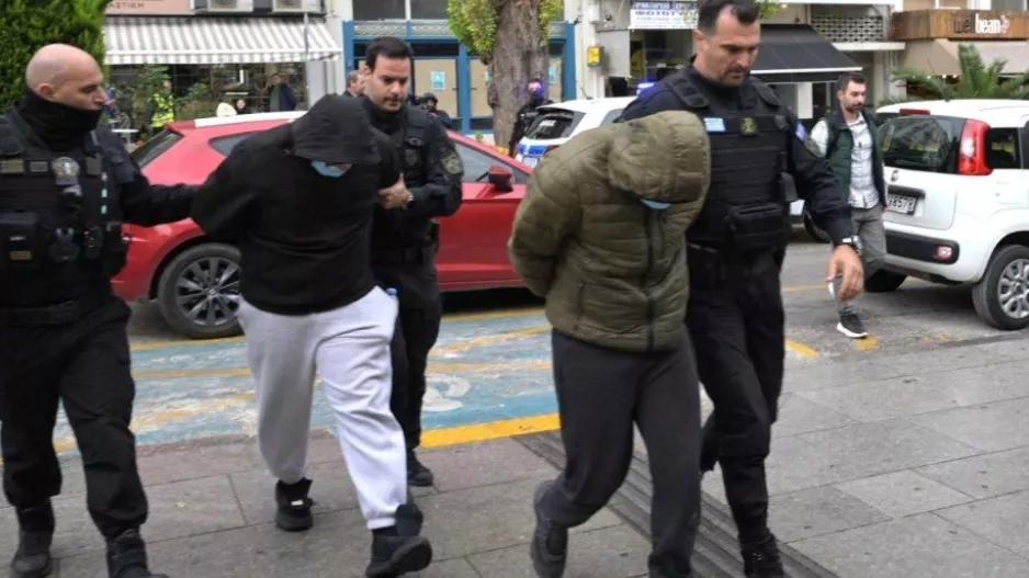 Με κατεβασμένα κεφάλια οι συλληφθέντες για την δολοφονία του 20χρονου οπαδού της ΑΕΚ (Βίντεο)