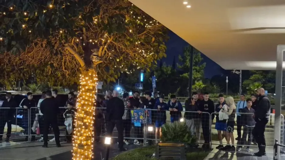 Φίλοι της βασίλισσας έξω από το ξενοδοχείο της αποστολή των Μαδριλένων