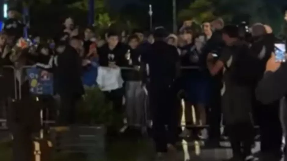Αποθέωση για Βινίσιους: Ο μοναδικός που υπέγραψε αυτόγραφα 