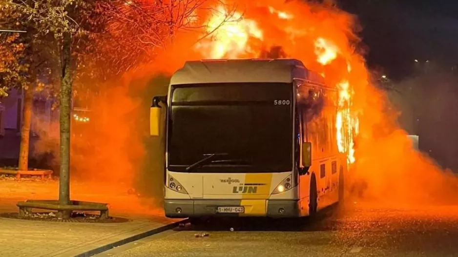 Φωτιά σε λεωφορείο/Προκλήθηκε από πυρσούς που άναψαν οι οπαδοί 