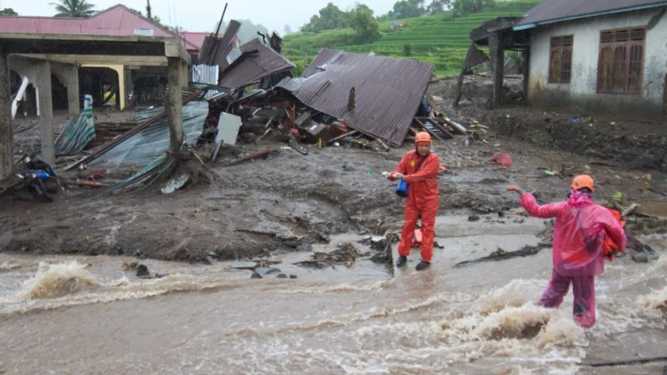 Φονικές πλημμύρες: Τουλάχιστον 183 οι νεκροί