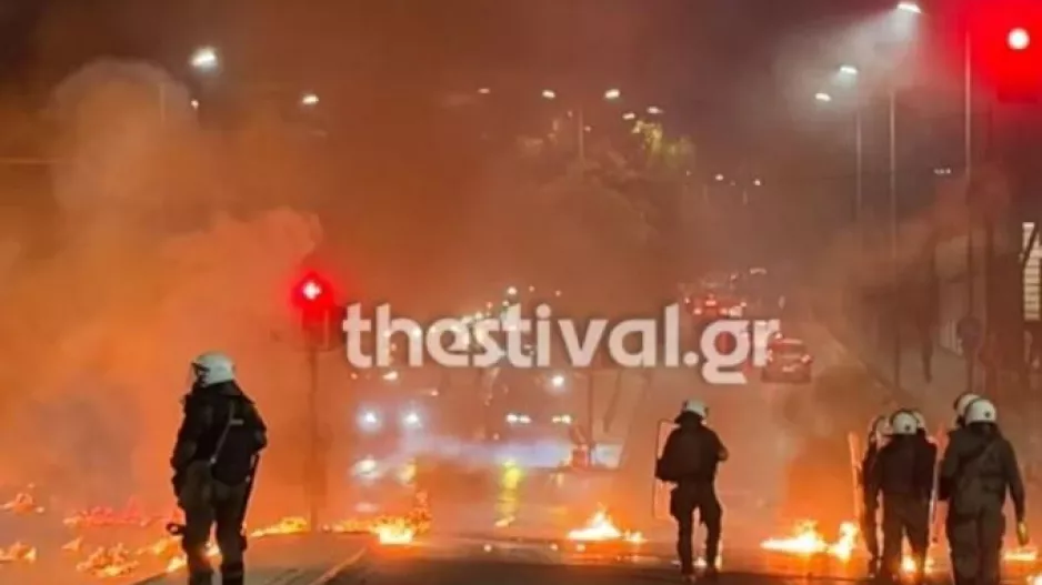 Θεσσαλονίκη: Επίθεση με μολότοφ σε ΜΑΤ - Zημιές σε αυτοκίνητα