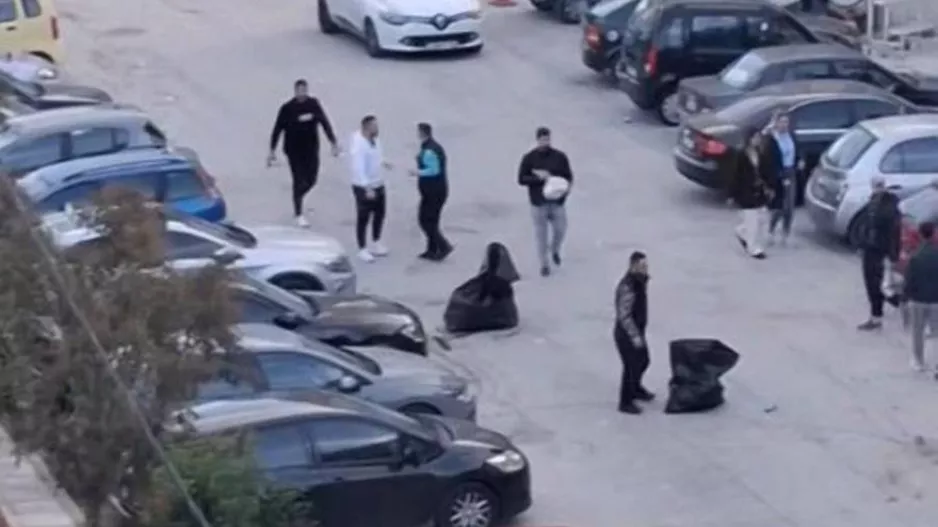 Οπαδοί του ΠΑΟΚ καθάρισαν τους δρόμους στις Σέρρες μετά την πορεία τους προς το γήπεδο