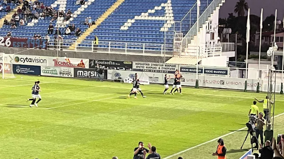 Τρεις εκτός...