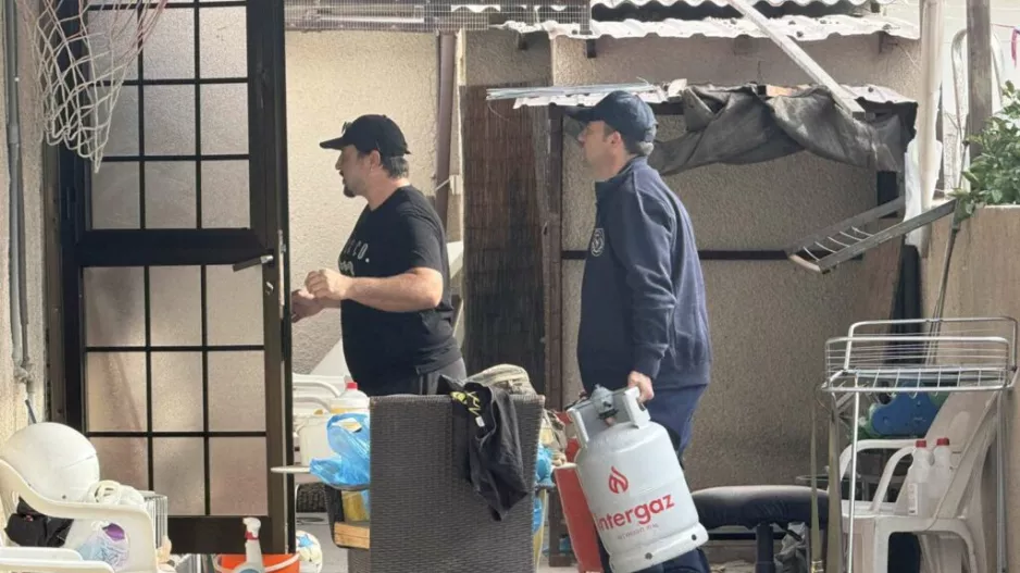 (UPD) Λεμεσό: Απομακρύνθηκαν οι κύλινδροι από το σπίτι της γυναίκας που απειλούσε να ανατιναχθεί