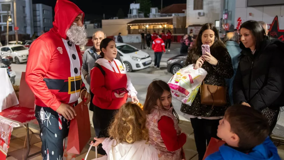 (Φώτος) Μοίρασε δώρα η Νέα Σαλαμίνα