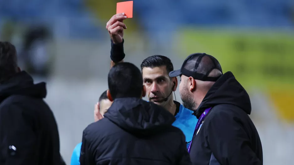 1+2 κόκκινες...στο ΑΠΟΕΛ