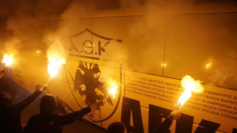 ΑΕΚ: Υποδοχή με πυρσούς!