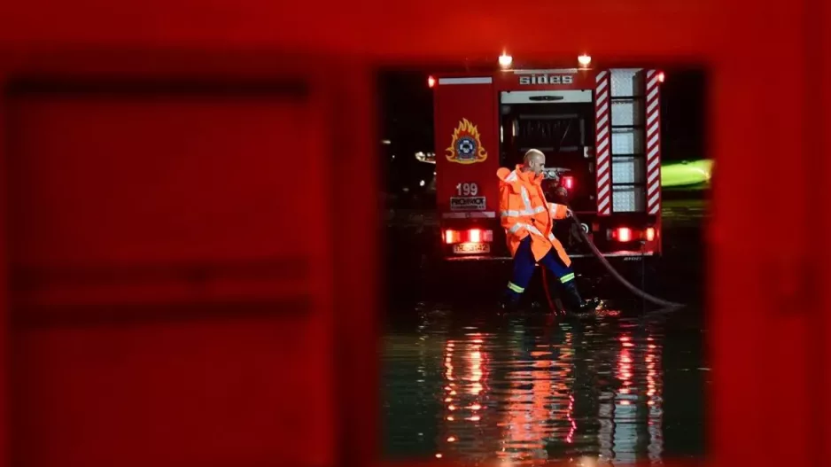 Κανένα πρόβλημα εντός παρκέ - Πλημμύρα έξω από το γήπεδο