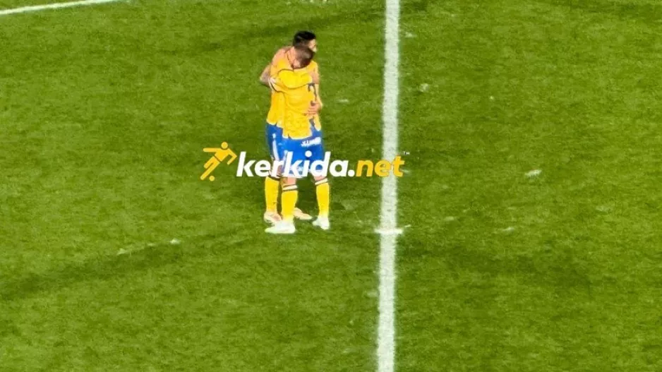 Η πρώτη αγκαλιά... μετά το τελικό σφύριγμα 