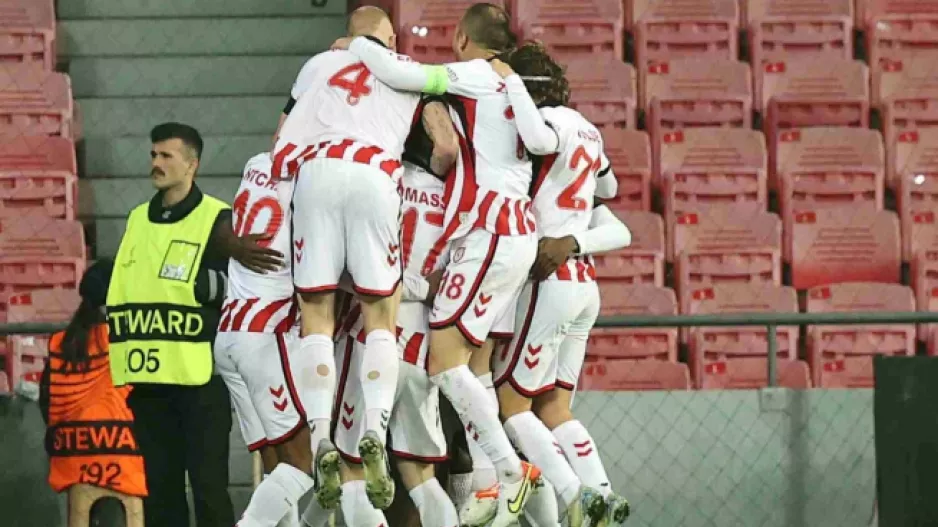 Άτυχος ο Μουκουντί έκανε με αυτογκόλ το 1-0