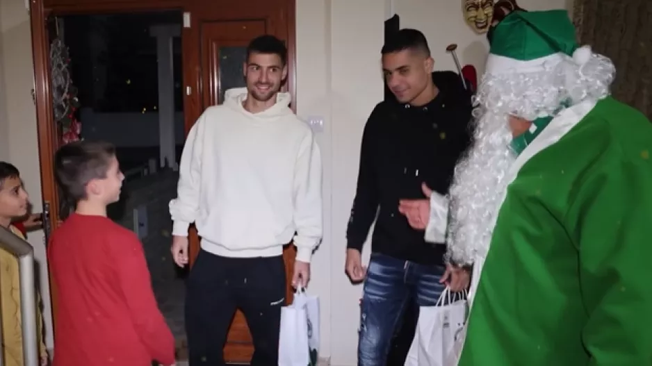 Μοίρασαν δώρα οι ποδοσφαιριστές και ο πράσινος Άγιος Βασίλης