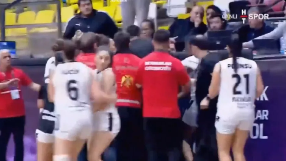 Άγριο ξύλο στο Μερσίν-Μποντρούμ για το γυναικείο πρωτάθλημα της Τουρκίας (βίντεο)