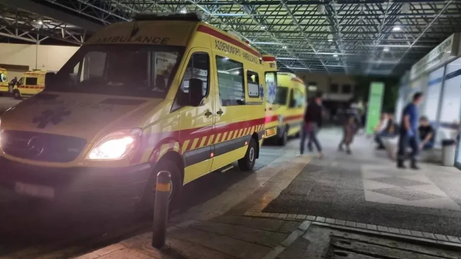 Βοηθούσε γυναίκα να σταθμεύσει και εγκλωβίστηκε ο λαιμός του στην πόρτα