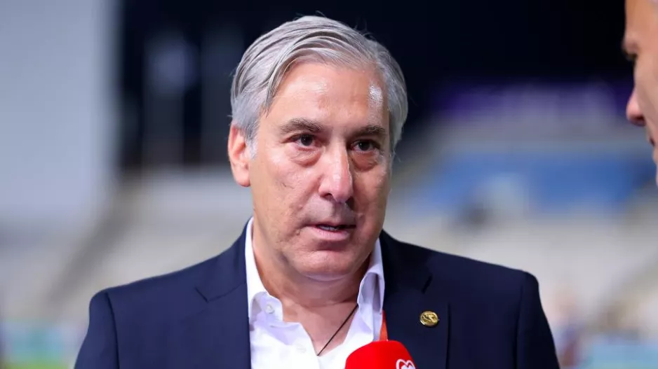 Παρακολουθεί... ο Φώτης