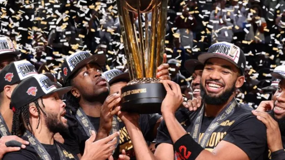 Η απονομή του NBA Cup στους Νικς!