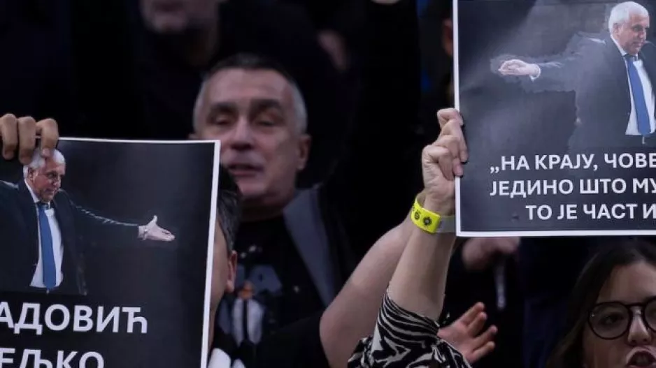 Πήγαν με πανό και φωτογραφίες του Ομπράντοβιτς