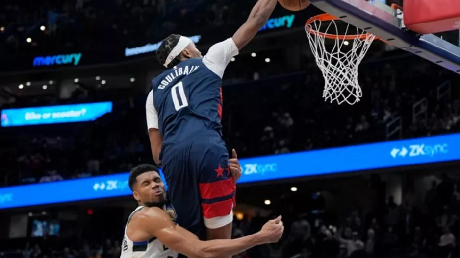 NBA Top 10: Ο Αντετοκούνμπο σε ρόλο... θύματος